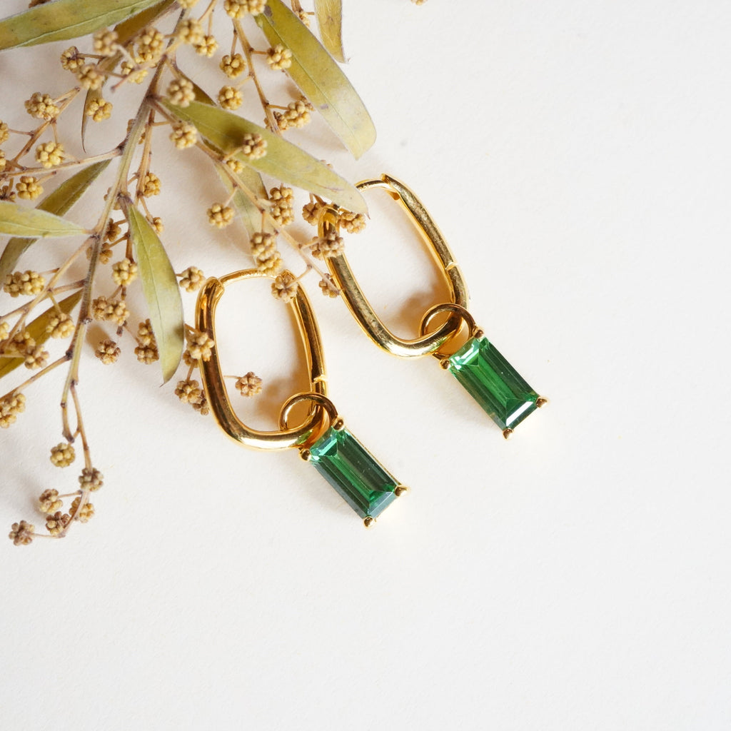 Nives - Goldene Creolen mit Emerald-Edelstein